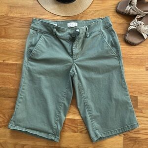 The loft Bermuda shorts in olive green/ size 2